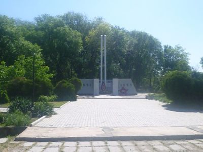 Братская могила воинов Советской Армии, погибших в боях с немецко-фашистскими захватчиками