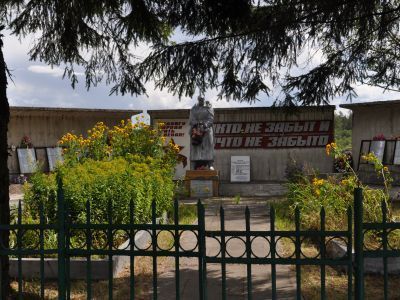 Воинское  кладбище (10 братских могил и 8 индивидуальных)