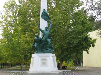 Памятник борцам за установление Советской власти, воздвигнутый в год 50-летия Октябрьской социалистической революции