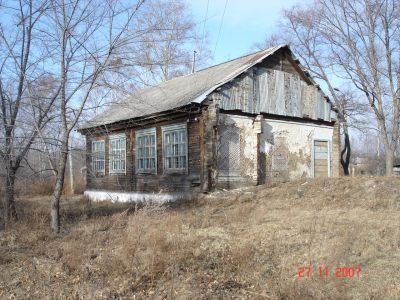 Школа, построенная в 1907 году на средства русского этнографа, географа и путешественника Михаила Ивановича Венюкова