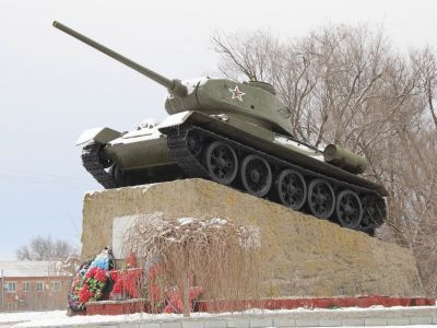 Памятник воинам - освободителям рабочего поселка Зимовники (танк Т-34)