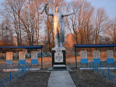 Братская могила советских воинов, погибших в 1943 г. в боях с немецко-фашистскими захватчиками при освобождении села