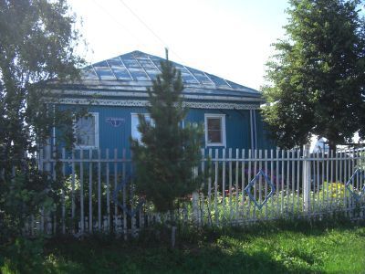 Деревянный жилой дом середины XIX века с глухой резьбой по наличникам на мотив "полотенца"