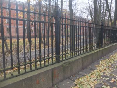 Ограда у главного здания