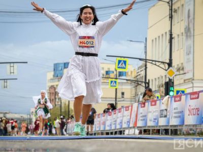 Сотни якутян в национальной одежде пробежали на марафоне Олонхо