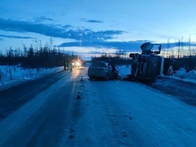 В Томпонском районе Якутии большегруз столкнулся с иномаркой