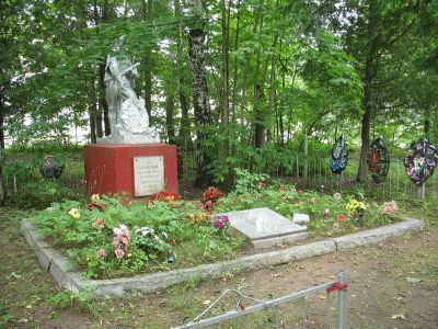 Братское захоронение советских воинов, погибших в 1941-44 гг.