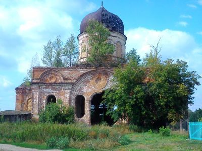 Усадьба с постройками и церковь