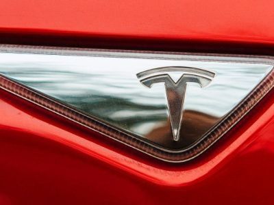 Новую модель электрокара Tesla раскритиковали после испытаний