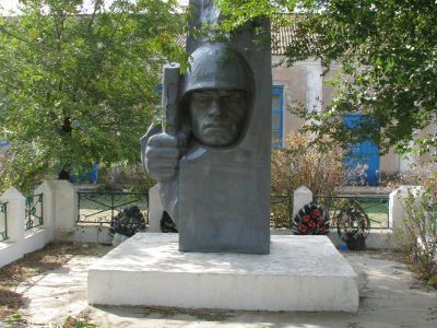 Братская могила советских воинов, погибших в период Сталинградской битвы