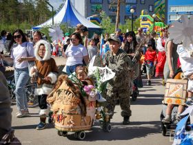 «Кындыкан, ракета и синий трактор»: в Якутске состоялся парад колясок