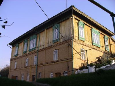 Дом причта при церкви Владимирской Божьей матери (первый и второй этажи - каменные, третий - деревянный)