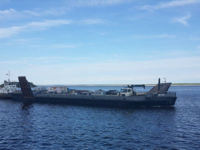 У села Кэскил Томпонского района паром сел на мель. Пассажиров перевозят на берег