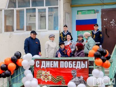 Поем двором. В Якутске поздравили ветерана Великой Отечественной войны Романа Николаева