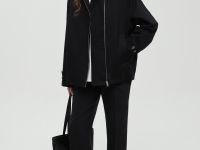 Ветровка с асимметричной застежкой