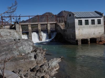 Здание и плотина Чемальской ГЭС