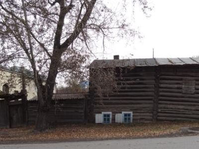 Бревенчатый дом с воротами на усадьбе XVIII в.