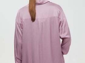 Блузка свободного силуэта с отложным воротником