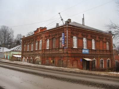 Жилой дом с торговым помещением