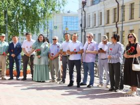В День национальной печати возложили цветы к памятнику Василию Никифорову-Кюлюмнюру