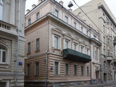 Жилой дом М.А.Скворцова, 1898 г., архитектор А.А.Остроградский, 1912 г., 1940-е гг.  В 1902–1920 гг. здесь жил коллекционер Д.И.Щукин; в 1918–1920 гг. располагался "Первый музей старой западной живописи