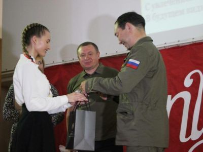 Глава Якутии посетил в ДНР чествование медалистов школ города Кировское