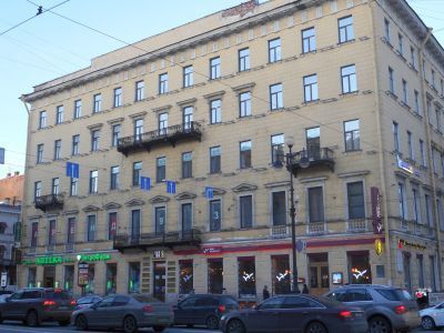 Дом жилой с двумя служебными флигелями