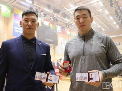 Якутским мас-рестлерам впервые вручили знаки заслуженных мастеров спорта России