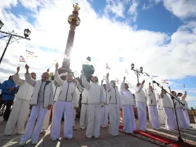 Глава Якутии возложил цветы к памятнику Петру Бекетову в честь 393-летия Якутска