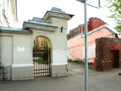 Въездные ворота и ограда городской усадьбы, 1880-е гг.