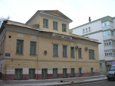 Дом, в котором в 1895 - 1917 гг. жил коллекционер Н.И. Васильев, в 1918 - 1927 гг. размещался художественный музей, в 1918 - 1927 гг. жил художник В.Н. Левандовский