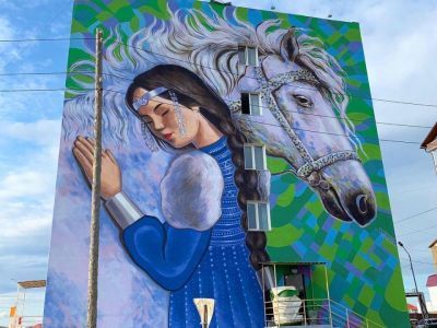 Мурал как оберег. Кыыдаана Игнатьева завершила работу над арт-объектом в Чурапче