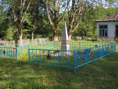 Братская могила советских воинов, погибших в боях с фашистскими захватчиками