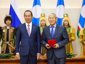 Айсен Николаев вручил государственные награды отличившимся якутянам