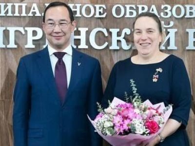 Глава Якутии вручил многодетной матери Татьяне Юдинцевой орден «Мать-героиня»