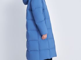 Пуховое пальто с капюшоном и воротником-стойкой