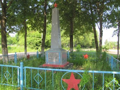 Памятное место, где в 1942 г. партизаны вели ожесточенные бои с немецко-фашистскими захватчиками. Установлен обелиск