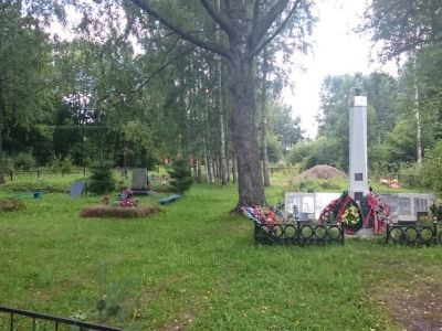 Братская могила воинов Советской Армии, погибших в боях с немецко-фашистскими захватчиками в период Великой Отечественной войны 1941-1945 гг.