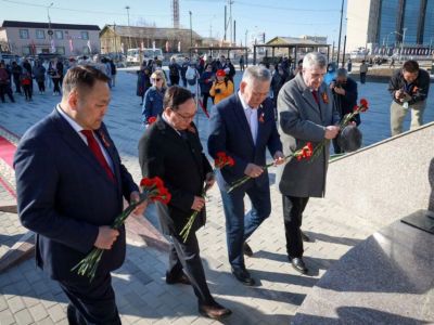 В Якутске в сквере Матери прошла церемония возложения цветов