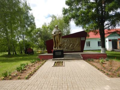 Братская могила советских воинов, погибших в боях с фашистскими захватчиками в 1943 году. Захоронено 4 человека, имена 2 человек установлены. Скульптура советского воина