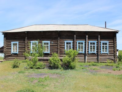 Школа села Буй, где в декабре 1919 г. по решению подпольной большевистской организации партизаны разоружили и арестовали белогвардейских офицеров и отряд семеновской милиции, что послужило сигналом к началу вооруженного восстания в Мало-Куналейской, Малет