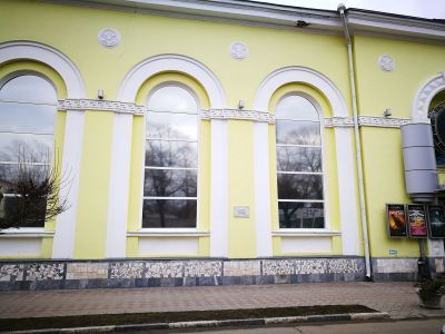 Памятное место, где в 1918 г. состоялся первый съезд Советов Кубанской области, в 1916 г. выступал А.И. Куприн, в 1927 г. выступал В.В. Маяковский