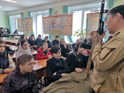 Активисты ОНФ провели уроки мужества для школьников Якутска