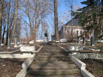 Могилы борцов за установление советской власти в уезде. Установлен обелиск