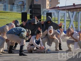 В Якутске на площади Республики открыли большой театральный сезон