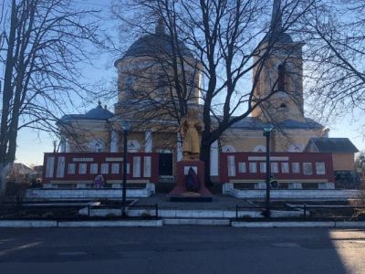 Братская могила воинов Советской Армии, погибших в феврале 1943 года. Захоронено 167 человек, установлено фамилий на 30 человек. Скульптура установлена в 1948 году