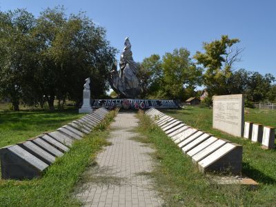 Братская могила советских воинов, погибших в период Сталинградской битвы