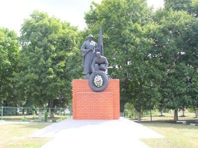 Братская могила советских воинов, погибших в боях в период оборонительной операции в Курской битве. Похоронено 944 воина. Скульптура двух воинов