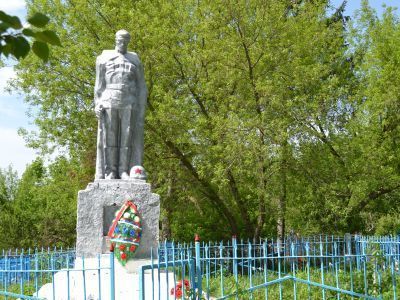 Братская могила воинов Советской Армии, погибших в марте 1943 года. Захоронено 126 человек, установлено фамилий на 120 человек. Скульптура установлена в 1969 году.