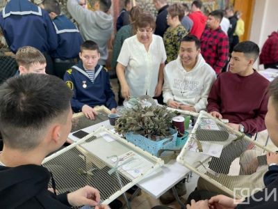 Школьники и студенты Якутска изготовили маскировочные сети и обереги для казаков-участников СВО